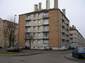  Immeuble moderne en briques et béton, quartier de la cathédrale